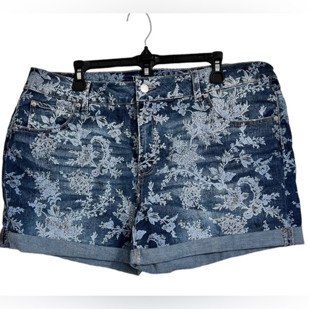 Time and Tru Women's Mid‎ Rise Cuffed 4" Denim Short Size 18